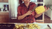 Begini nih caranya mengupas nanas. Momennya saat mengupas nanas diabadikan sendiri oleh Chrissy Teigen. Intim banget, ya! Foto: Instagram pepperthai2