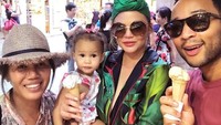  Tuh kan, kedekatannya pada sang anak dan menantunya memang tak diragukan lagi. Ia selalu ada di setiap momen keluarga kecil Chrissy. Foto: Instagram pepperthai2