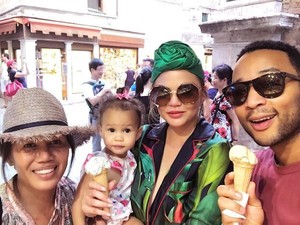 Chrissy Teigen Emosional Lihat Anaknya Cicip Happy Meal Pertama Kali