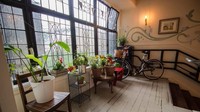 Foto: Kalau yang satu ini adalah restoran Spoon, yang dulunya bernama Nicolsons Cafe. Tempat ini menjadi favorit JK Rowling untuk menulis (Ashleigh Gray/CNN)