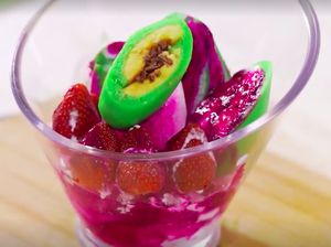 Segarnya Minuman Tradisional Es Pisang Ijo Saus Buah Naga