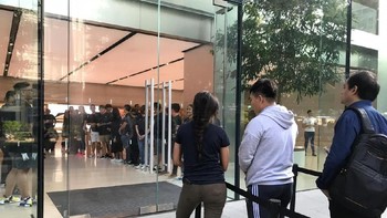Di Singapura sendiri, iPhone XR dipatok dengan harga sebagai berikut: - 64 GB dijual SGD 1.229 atau Rp 13,5 juta - 256 GB dijual SGD 1.299 atau Rp 14,3 juta - 512 GB dijual SGD 1.469 atau Rp 16,2 juta. Foto: Adi Fida Rahman/detikinet