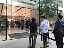 Penampakan Antrean iPhone XR yang Menyedihkan