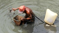Namun, mencari cacing sutra tak semudah seperti yang dikira. Tak jarang bukan cacing sutra yang di dapatkan oleh Pak Syafii melainkan sampah di sekitar kali tersebut.