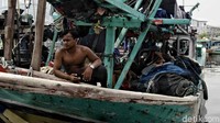 Para nelayan pun terpaksa menganggur berbulan-bulan karena tidak bisa melaut. sejak 8 Agustus lalu KKP sudah mengeluarkan surat edaran ke semua provinsi ke seluruh Indonesia mengenai proses perizinan satu pintu. tidak ada surat rekomendasi yang keluar dari KKP, semua perizinan untuk kapal dibawah 30 GT sudah bisa selesai prosesnya di Provinsi. 
