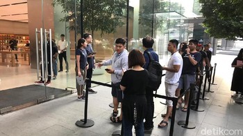 Mereka sabar menunggu sampai pintu dibuka. Kondisi ini belum bisa menjadi patokan iPhone XR minim peminat. Pasalnya, Apple sudah membuka pre order sejak seminggu lalu. Selain itu, perusahaan yang dikomandoi Tim Cook itu sudah menjualnya di banyak negara. Foto: Adi Fida Rahman/detikinet