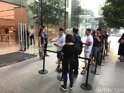 Penampakan Antrean iPhone XR yang Menyedihkan