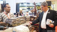 Calon buyer mancanegara mengunjungi booth UMKM Kerajinan Yayasan Dharma Bhakti Astra (YDBA). Pameran akan berlansung hingga Minggu 28 November mendatang. Istimewa/dok YDBA