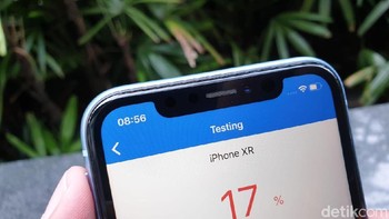 Bagian atas terdapat notch untuk menempatkan kamera selfie berikut sensor untuk Face ID. (Foto: detikINET/Adi Fida Rahman)