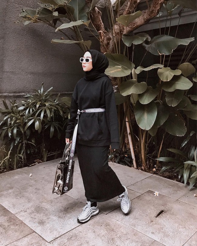 Untuk memberikan dimensi, Intan memakai belt saat memakai potongan busana set. Tampilan belt memberikan kesan hypebeast yang kuat. Foto: Instagram/strngrrr