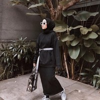 Untuk memberikan dimensi, Intan memakai belt saat memakai potongan busana set. Tampilan belt memberikan kesan hypebeast yang kuat. Foto: Instagram/strngrrr