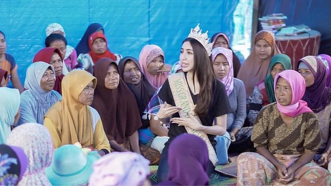 Pada babak top 5, seluruh peserta harus melalui tahapan tanya-jawab. Nadia Purwoko pun mendapatkan pertanyaan negara mana yang akan dikunjunginya jika menjadi pemenang Miss Grand International 2018. Foto: Instagram/Facebook