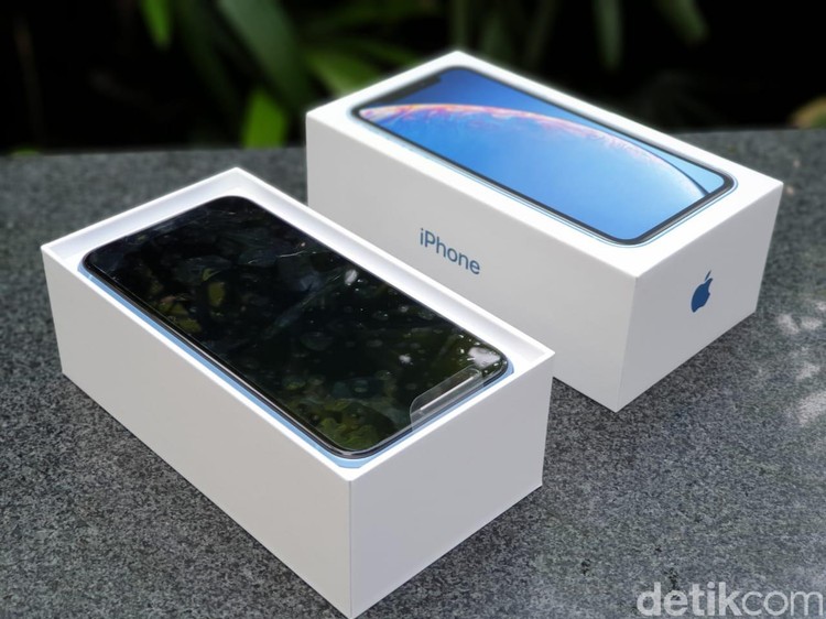 Unboxing iPhone XR Warna Biru yang Menggoda
