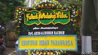 Salah satu karangan bunga yang berada di pelataran rumah duka yang dikirimkan oleh Gubernur Jawa Timur Khofifah Indar Parawansa.