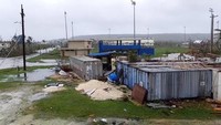 Sebuah truk terguling setelah dihantam topan Yutu di daerah Tinian, Kepulauan Mariana Utara, Amerika Serikat. Office of The Mayor of Tinian and Aguiguan/via Reuters.