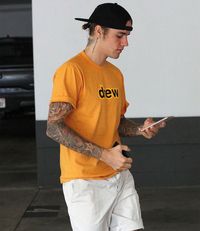Viral! Diduga Justin Bieber Tengah Asyik Makan Burrito dengan Cara Salah