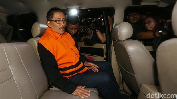 KPK resmi menahan Bupati Cirebon Sunjaya Purwadisastra sebagai tersangka suap. Ia pun tetap mengelak dan membantah terima suap.