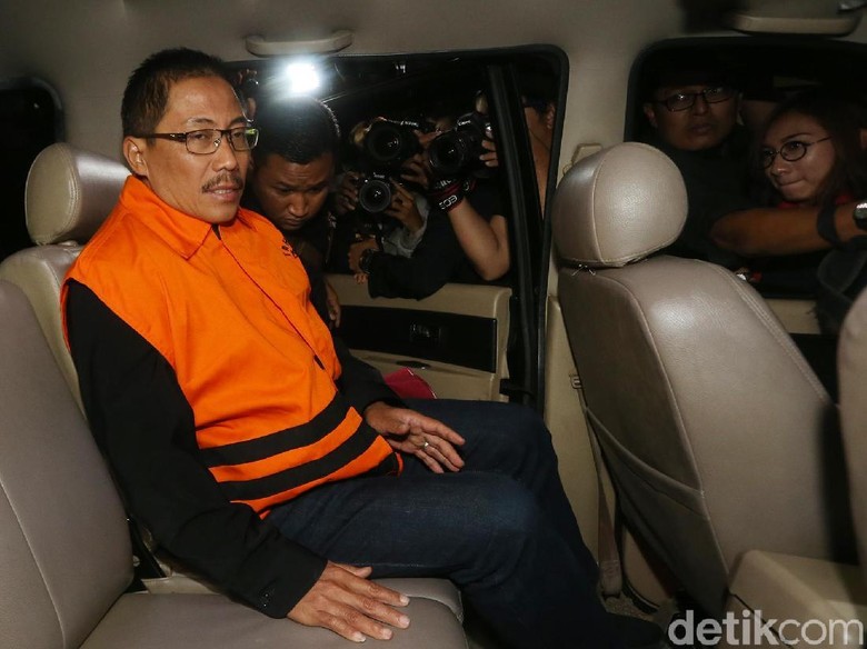 Hakim: Bupati Cirebon Terima Duit dari ASN Rp 1-100 Juta Sejak 2014 Hakim: Bupati Cirebon Terima Duit dari ASN Rp 1-100 Juta Sejak 2014