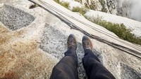 Huashan Trail berada di bagian East Peak dari Gunung Huashan. Harap hati-hati karena lebar kayu buat pijakan cuma 30 cm! (iStock)
