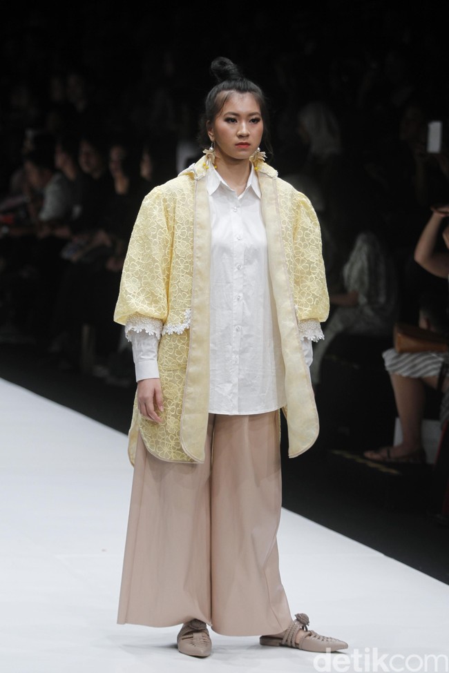 Fashion show rancangan busana terbaru Barli Asmara yang terinspirasi kota Paris yang romantis di Jakarta Fashion Week 2019, Senayan City, Jakarta. Foto: Mohammad Abduh/Wolipop