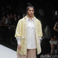 Fashion show rancangan busana terbaru Barli Asmara yang terinspirasi kota Paris yang romantis di Jakarta Fashion Week 2019, Senayan City, Jakarta. Foto: Mohammad Abduh/Wolipop