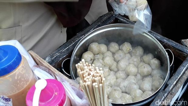 Ida Ayu Riski Susilowati jualan cilok untuk biaya sekolah, Karanganyar, Jumat (26/10/2018).