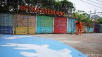 Petugas juga membersihkan RPTRA Krendang. Petugas juga membersihkan RPTRA Krendang.