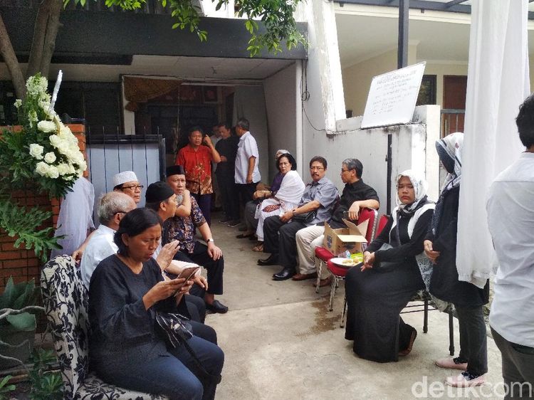 Suasana Rumah Duka Ayah Arumi Bachsin