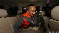Sunjaya diduga menerima duit Rp 100 juta dari Gatot dan Rp 125 juta dari sejumlah pejabat lainnya di Cirebon. Dia juga diduga menerima gratifikasi Rp 6,4 miliar yang tersimpan dalam rekening atas nama orang lain.