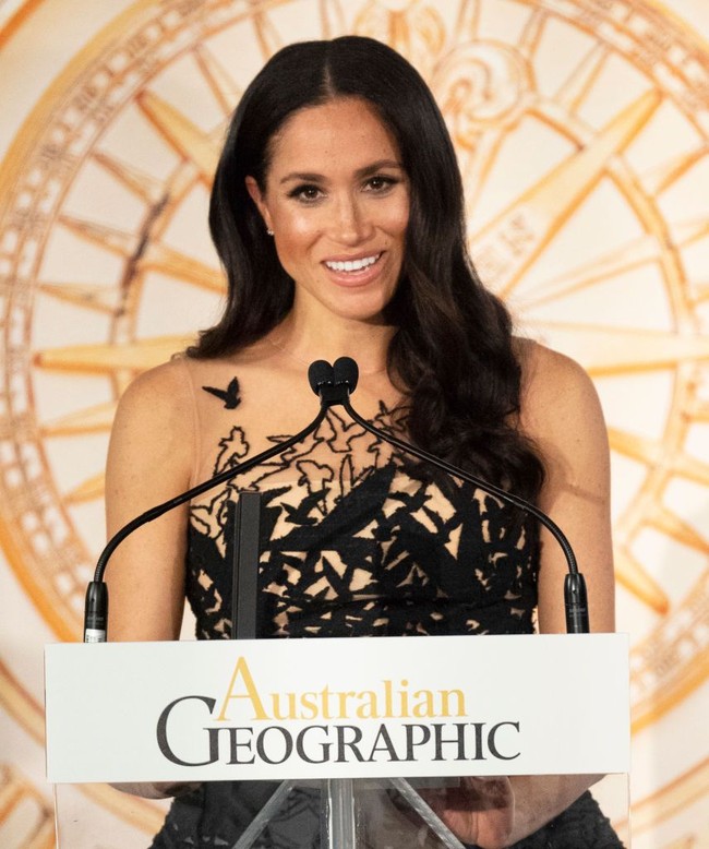 Setelah hampir sepekan berada di kepulauan Fiji dan sekitarnya, Pangeran Harry dan Meghan Markle kembali ke Sidney, Australia, untuk melanjutkan tur luar negeri perdana mereka sebagai Duke dan Duchess of Sussex. Sejoli ini menghadiri penghargaan Australian Geography Society Awards, Jumat (27/10/2018). Foto: Paul Edwards - Pool/Getty Images.