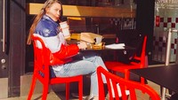 Kali ini Matt duduk santai di sebuah resto fast food. Ia asyik menyeruput minuman besar di tangannya. Foto: Instagram @mattperanee