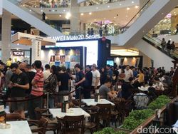Penampakan Antrean Panjang Pembeli Huawei Mate 20