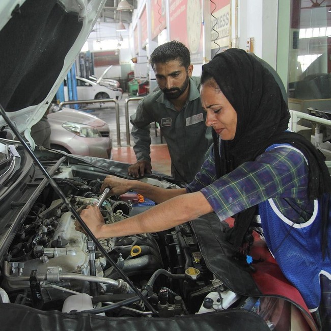Pilihan karier Uzma Nawaz ini pun bisa dibilang mendobrak budaya patriaki dan stereotipe gender di Pakistan. Menjadi mekanik wanita memang bukan hal yang umum. Diakui Uzma, profesi tersebut dijalaninya karena ingin mengambil tantangan dan demi keluarga. Foto: AFP