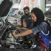 Pilihan karier Uzma Nawaz ini pun bisa dibilang mendobrak budaya patriaki dan stereotipe gender di Pakistan. Menjadi mekanik wanita memang bukan hal yang umum. Diakui Uzma, profesi tersebut dijalaninya karena ingin mengambil tantangan dan demi keluarga. Foto: AFP