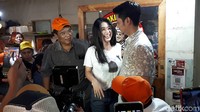 Setelah goyang, Dewi Perssik pun terlihat tertawa ke arah sang suami, Angga Wijaya. Foto: Desi/detikHOT
