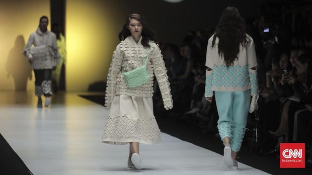 Model memeragakan busana koleksi BYO yang bertajuk Heroes pada Dewi Fashion Knights. 