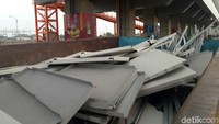 Angin kencang dan hujan deras melanda sebagian wilayah Palembang sejak pukul 15.30 WIB. Akibat ambrolnya plafon, sejumlah fasilitas di dalam ruang tunggu stasiun LRT rusak.