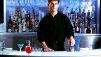 Berapa puluh tahun yang lalu, saat ia masih menjejaki karirnya menjadi aktor. Tom pernah berperan di film Cocktail dan menjadi bartender yang handal meracik minuman di sana. Foto: Istimewa