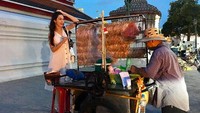  Jajan di pinggir jalan pun nggak masalah bagi Matt. Apalagi jajanan Thailand memang terkenal enak-enak. Foto: Instagram @mattperanee