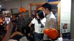 Hobah! Dewi Perssik Ajak Goyang Hotman Paris di Depan Suami