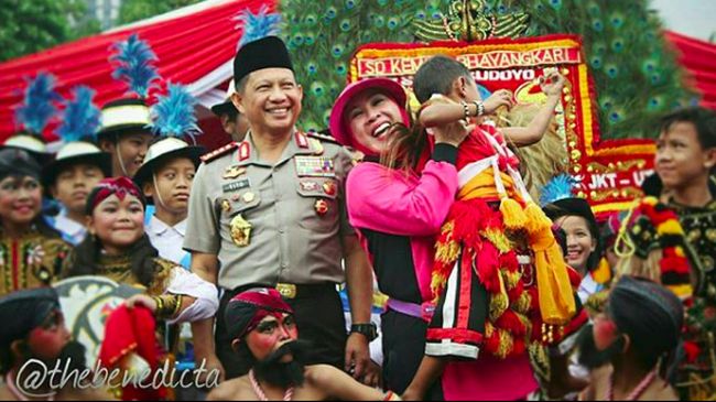 Potret Romantis Kapolri Tito Karnavian dan Istri Tercinta
