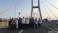 Untuk itu, kata Jokowi, dengan penghitungan dan menimbang masukan dari berbagai pihak, terutama tokoh masyarakat dan agama, maka Tol Jembatan Suramadu resmi berganti nama menjadi Jembatan Suramadu non tol. Dengan ini, masyarakat bebas melintas tanpa dikenai biaya. Foto: Ray Jordan