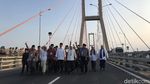 Di Atas Truk, Jokowi Gratiskan Jembatan Suramadu