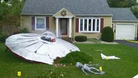 Ada juga yang menghias rumahnya seperti habis kejatuhan UFO beserta alien. Istimewa/Boredpanda.