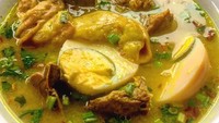 Ini salah sati soto sulung favorit di Jakarta dari Koperia. Irisan jeroan sapinya besar-besar, dilengkapi dengan telor rebus. Tinggal kucuri air jeruk nipis dan sambal. Sluurp! Foto: Instagram @debbie_diarra