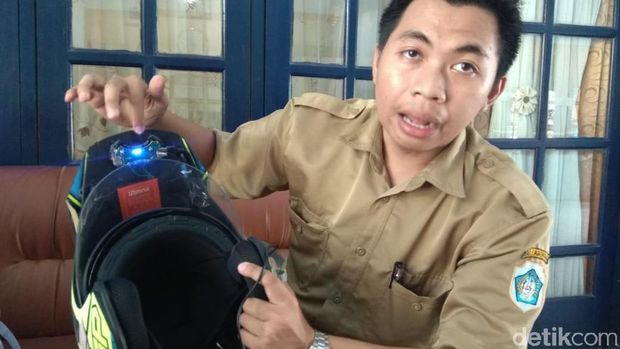 Kreasi Unik Siswa SMK di Lamongan, Helm yang Bisa Isi Ulang Ponsel