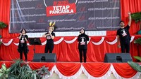 Rieke Diah Pitaloka bernyanyi bersama relawan lainnya di dalam acara Deklarasi dan Pelantikan Relawan Tim Alpha Zona Papua. Istimewa/Dok. Tim Alpha.