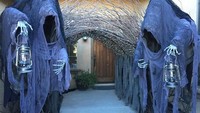 Kalau pintu masuk rumahnya ada dua orang makhluk mengerikan begini masih ada yang berani untuk trick or treat tidak ya? Istimewa/Boredpanda.