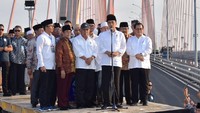 Acara peresmian pembebasan biaya tol itu berlangsung di tengah Jembatan Suramadu, tepatnya di jalur dari arah Bangkalan menuju Surabaya, Jawa Timur, Sabtu (27/10/2018). Ibu Negara Iriana ikut dalam kegiatan ini. Jokowi resmi menggratiskan jembatan saat berada di atas truk. Foto: Agus Suparto/Biro Pers Istana Kepresidenan