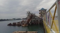 Selain dua venue itu, ada pula beberapa venue yang bagian atapnya terlepas juga pagar yang terbuat beton ambruk. 